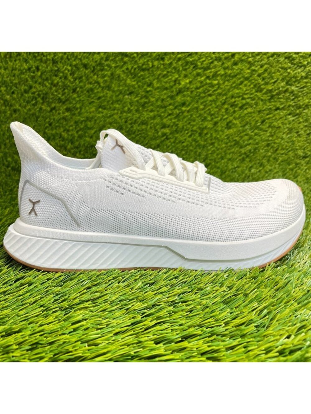 Flux Adapt Runner White Gum Mens Size 8.5 Womens Size 10 Running Walking Shoes